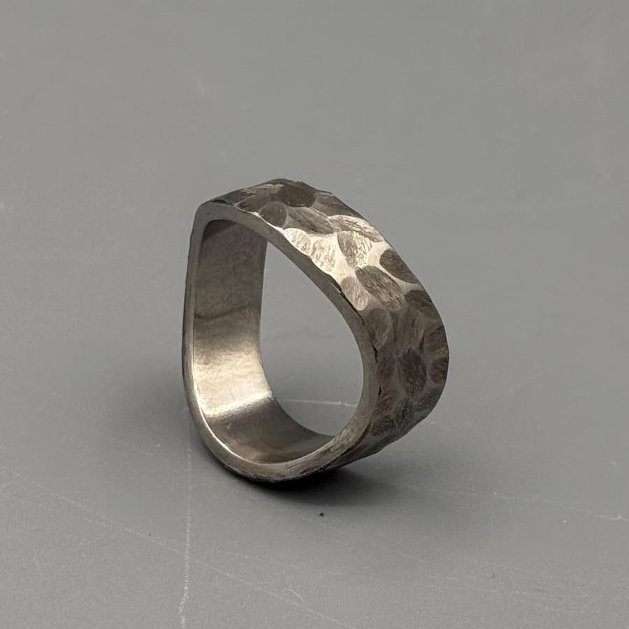 Curved hammered ring | Titanium Wedding ring | Band for men and women | Gift for him | Wedding Titanium Hammered Band | Anniversary gift for him Metalic Crafts
