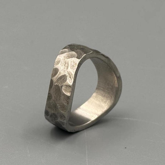 Curved hammered ring | Titanium Wedding ring | Band for men and women | Gift for him | Wedding Titanium Hammered Band | Anniversary gift for him Metalic Crafts