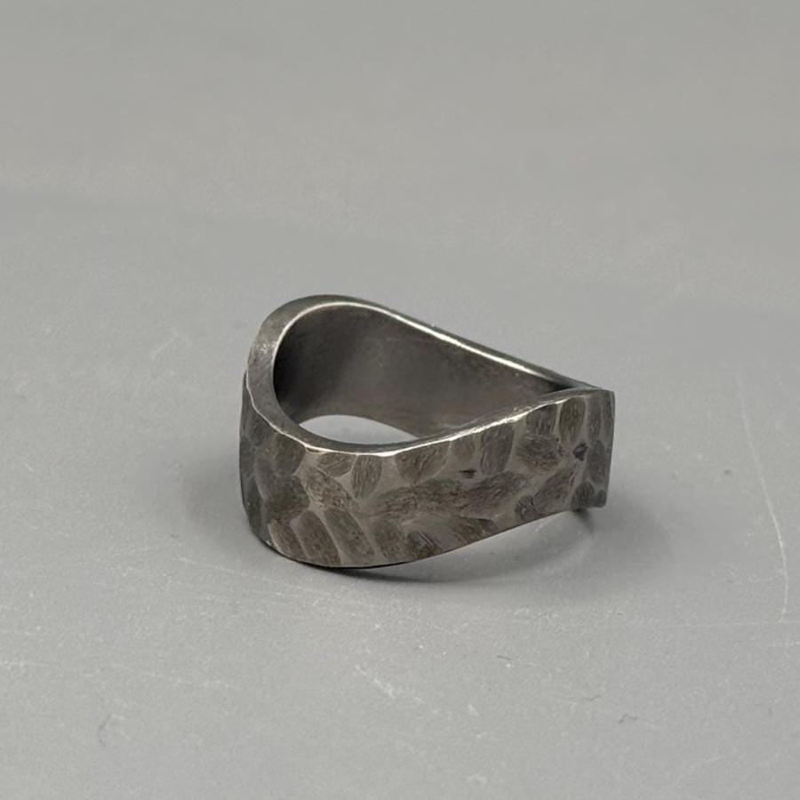 Curved hammered ring | Titanium Wedding ring | Band for men and women | Gift for him | Wedding Titanium Hammered Band | Anniversary gift for him Metalic Crafts